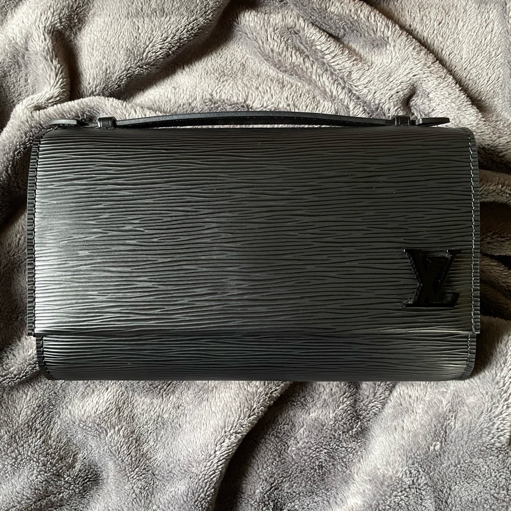 LV epi clery black pochette